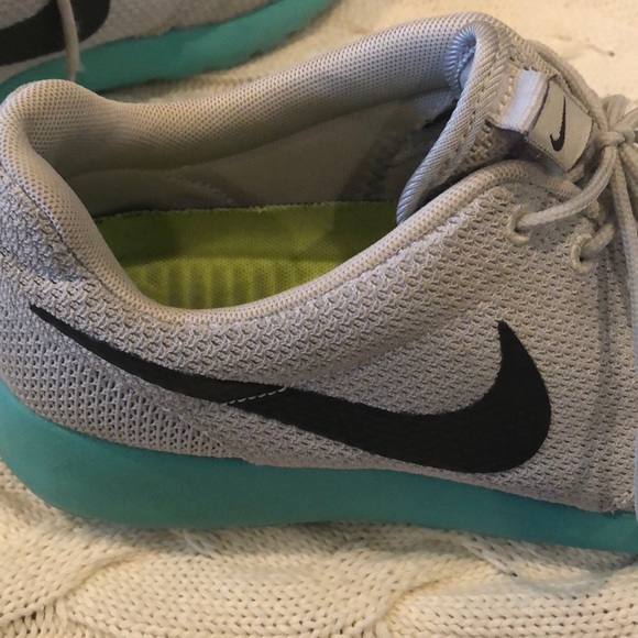 Nike Roshe One Shoes - Picture 4 of 6